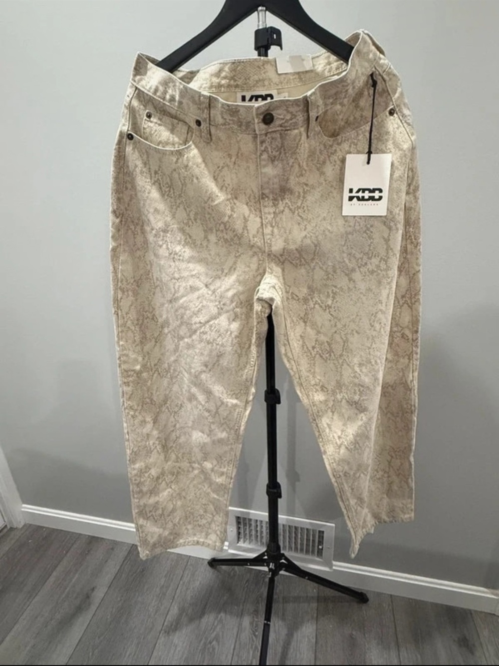 Jeans Women’s Beige Snake-Print barrel leg Jeans